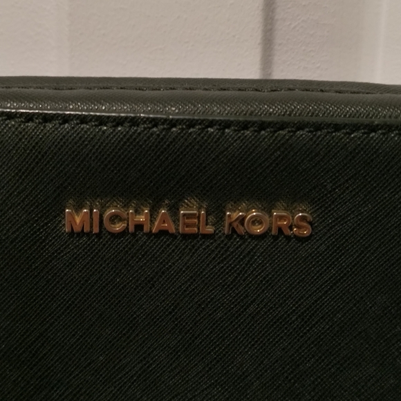 Michael Kors Black Crossbody Bag with Gold Chain - Picture 3 of 7